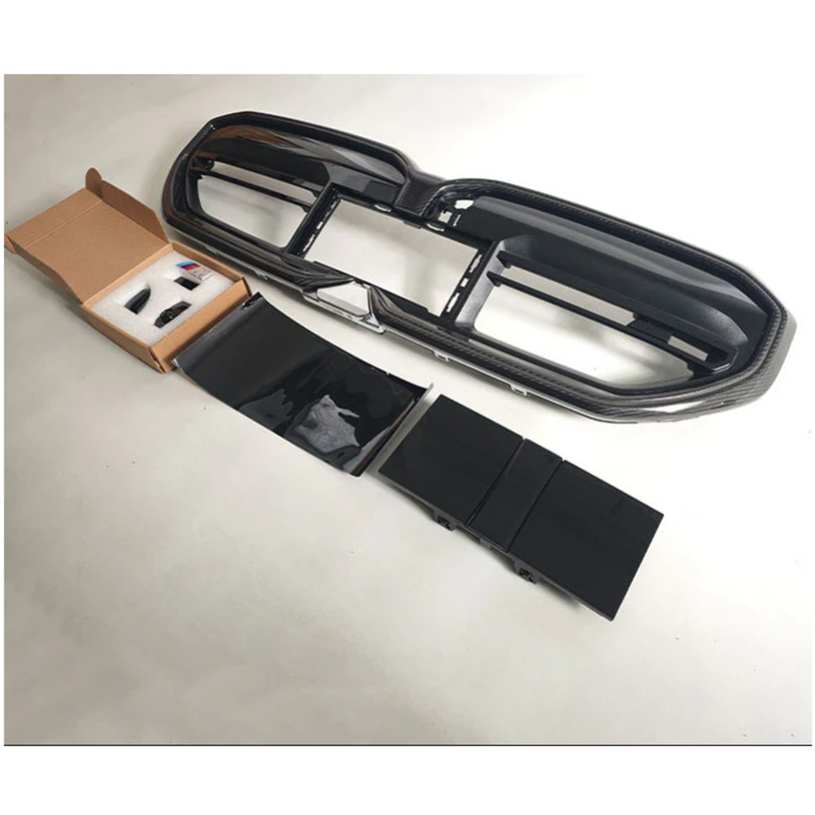 Dry Carbon Fiber Front Grille for BMW G90 M5 G60 G61 5 Series